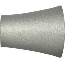Ein silberfarbener Lampenschirm aus Metall.