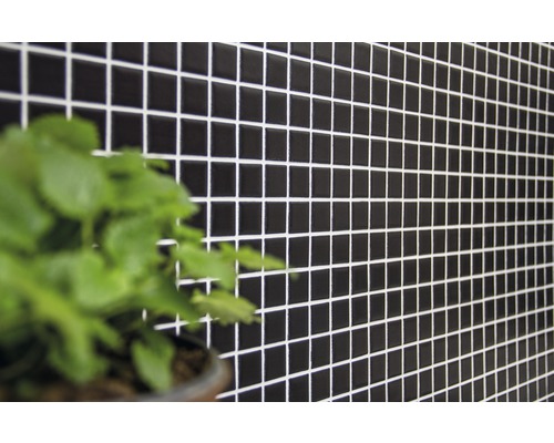 Mur avec de petites mosaïques carrées en céramique