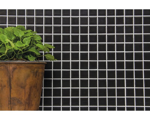 Carreau mural avec motif mosaïque et plante en pot