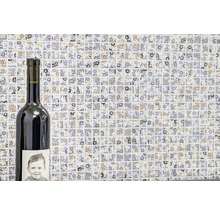 Mosaïque à motif floral en arrière-plan et une bouteille de vin au premier plan