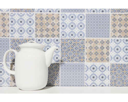 Mur de carreaux avec motif oriental et théière blanche