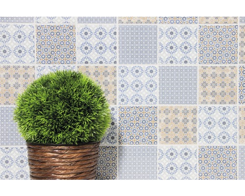 Mur décoratif avec des carreaux patchwork et une plante dans un panier