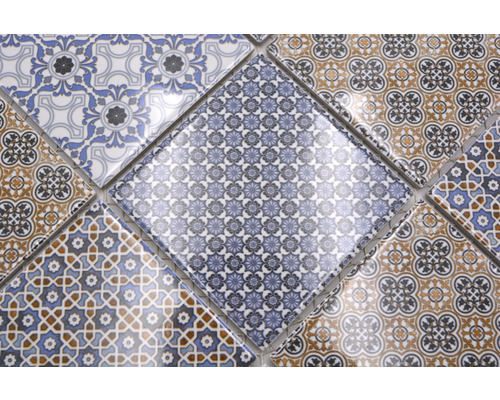 Carreaux avec motifs floraux et géométriques