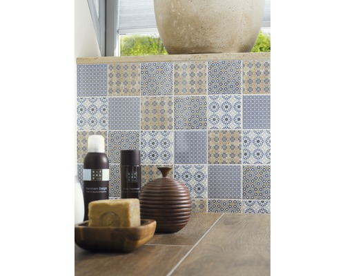 Aménagement de salle de bains avec carreaux carrés à motifs