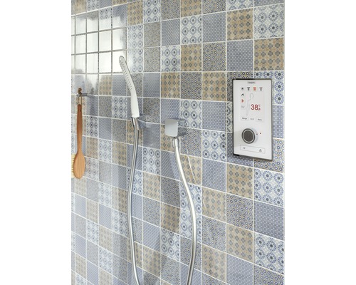 Scène de douche avec douchette à main, robinetterie de douche et commande numérique sur un mur carrelé.