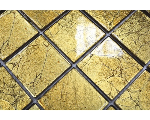 Gros plan de carreaux de mosaïque à l''aspect feuille d''or