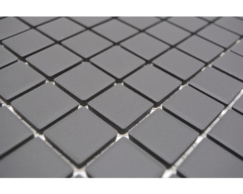 Mosaïque de carreaux avec pierres carrées mates