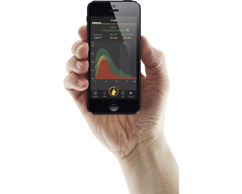 Une main tient un smartphone affichant une application de diagramme pour mesurer la température et le niveau de combustible.