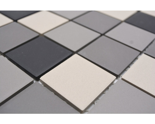 Mosaïque avec éléments carrés en différents tons de gris.
