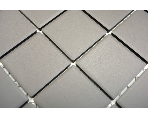 Gros plan de carreaux de mosaïque carrés gris