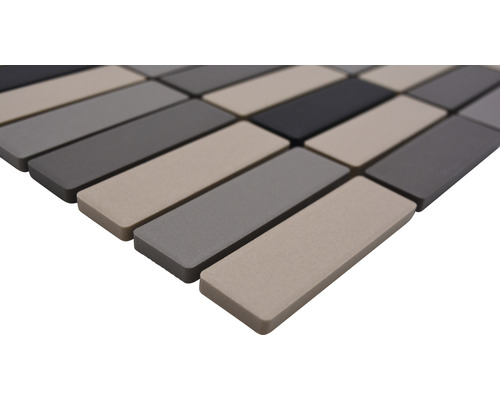 Carreaux de mosaïque dans différents tons de gris et beige