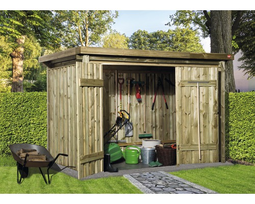 Abri de rangement weka 607 A 308 x 257 cm traité en autoclave par imprégnation Scène de jardin avec remise à outils en bois, remplie d''outils de jardin et d''une brouette de bois