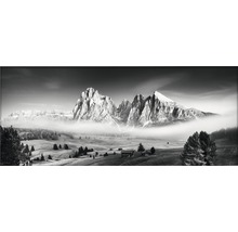Schwarzweißfotografie einer Berglandschaft mit Nebel