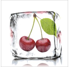 Zwei Kirschen mit Blatt in einem Eiswürfel
