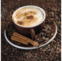 Tasse Cappuccino mit Zimtstangen auf Kaffeebohnen