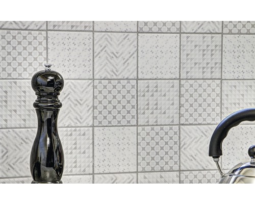 Carreaux muraux avec motifs géométriques et ustensiles de cuisine