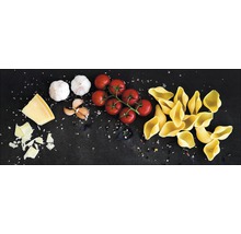 Stillleben mit Teigwaren, Tomaten, Käse und Knoblauch