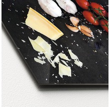 Dekorative Glasplatte mit Käse, Knoblauch und Tomaten
