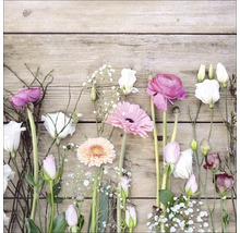 Blumenarrangement mit Rosen, Lisianthus und Gerbera auf Holzgrund
