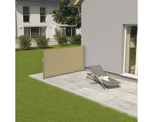 Aménagement de terrasse avec store latéral et chaise longue