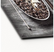 Nahaufnahme eines Acrylbildes mit Kaffeebohnenmotiv