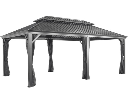 Pavillon mit Metalldach und Vorhängen