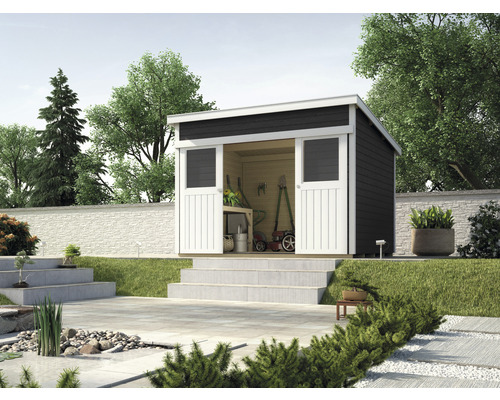 Gartenszene mit Gerätehaus aus Holz und Gartengeräten