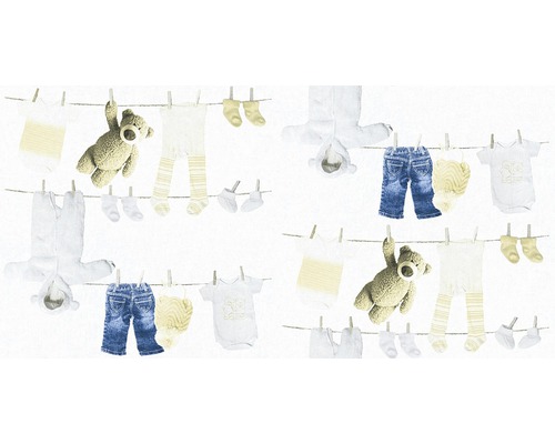 Vêtements de bébé et ours en peluche sur une corde à linge avec des pinces à linge