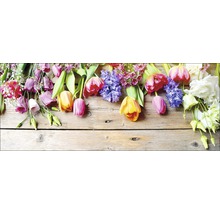 Blumenarrangement mit Tulpen, Hyazinthen und Lisianthus auf Holztisch