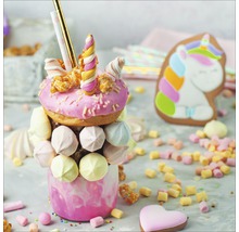 Milk-shake décoré avec barbe à papa, pop-corn et biscuit