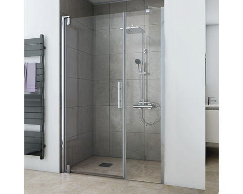 Douche à l''italienne avec robinetterie de douche et sèche-serviettes dans la salle de bain