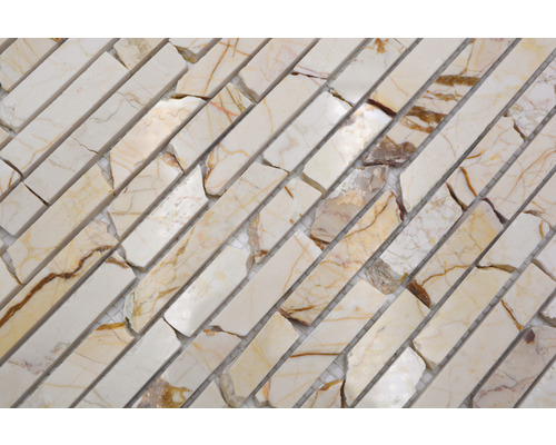 Mosaikfliese aus Naturstein, diagonal angeordnet