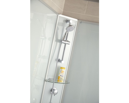 Cabine de douche avec douchette, barre de douche et étagère