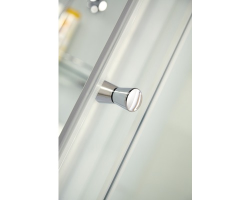 Détail d''une poignée de porte de cabine de douche en métal