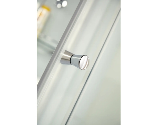 Vue détaillée d''un bouton de porte rond en métal sur une porte de cabine de douche