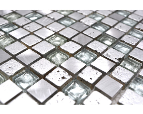 Gros plan de carreaux de mosaïque carrés en métal et en verre