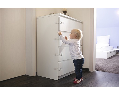 Sécurité enfant sur une commode dans un intérieur