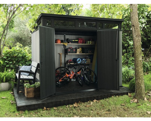 Gartenhaus mit geöffneten Türen, Innenraum mit Regalen, Fahrrädern und Gartengeräten