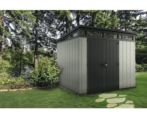 Gartenschuppen aus Holz und Kunststoff im Aussenbereich