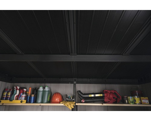 Regal im Gartenhaus mit Gartengeräten und Werkzeugen aufbewahrt