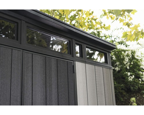 Detailansicht eines Gartenhauses mit Fenstern und Holzverkleidung