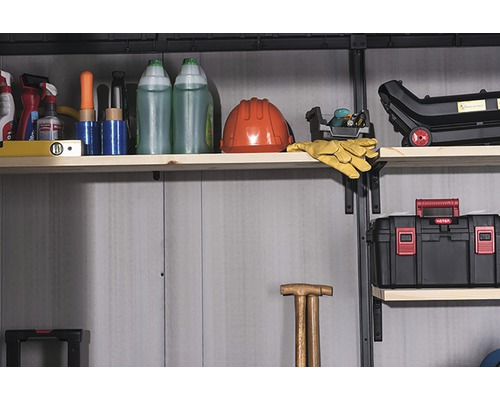 Regale mit Werkzeugen und anderem Zubehör zur Aufbewahrung