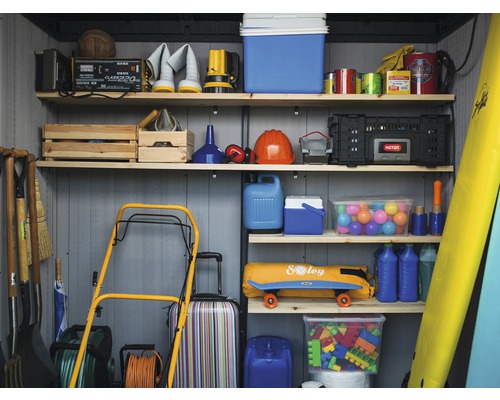 Regale in einem Lagerraum mit Werkzeugen und verschiedenen Gegenständen.