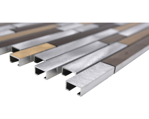 Mosaïque avec des pièces rectangulaires étroites dans différents aspects métalliques