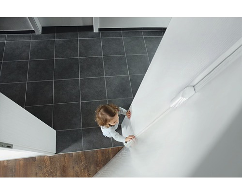 Raumansicht mit Kind an einer Heizleiste.