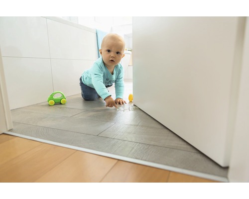 Kleinkind krabbelt auf dem Boden mit Bodenprofil