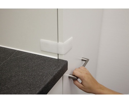 Protection d''angle pour meubles et main sur une poignée de meuble