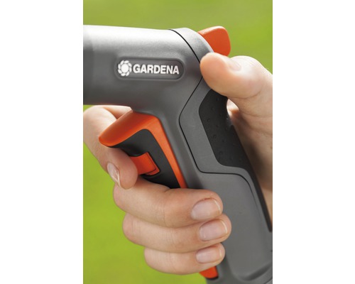 Gardena Gartenspritze in der Hand