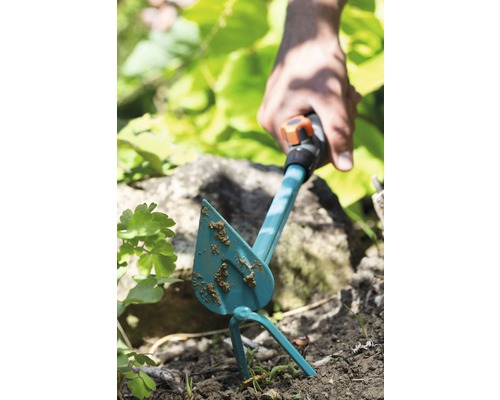 Sarcloir de jardin utilisé pour travailler le sol