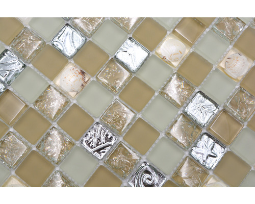 Gros plan de carreaux de mosaïque de verre avec coquillages et motifs